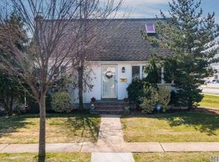 2 Marion St, Hicksville, NY 11801