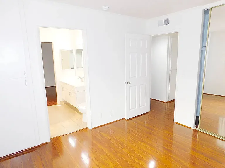13518 Burbank Blvd — Photo 8