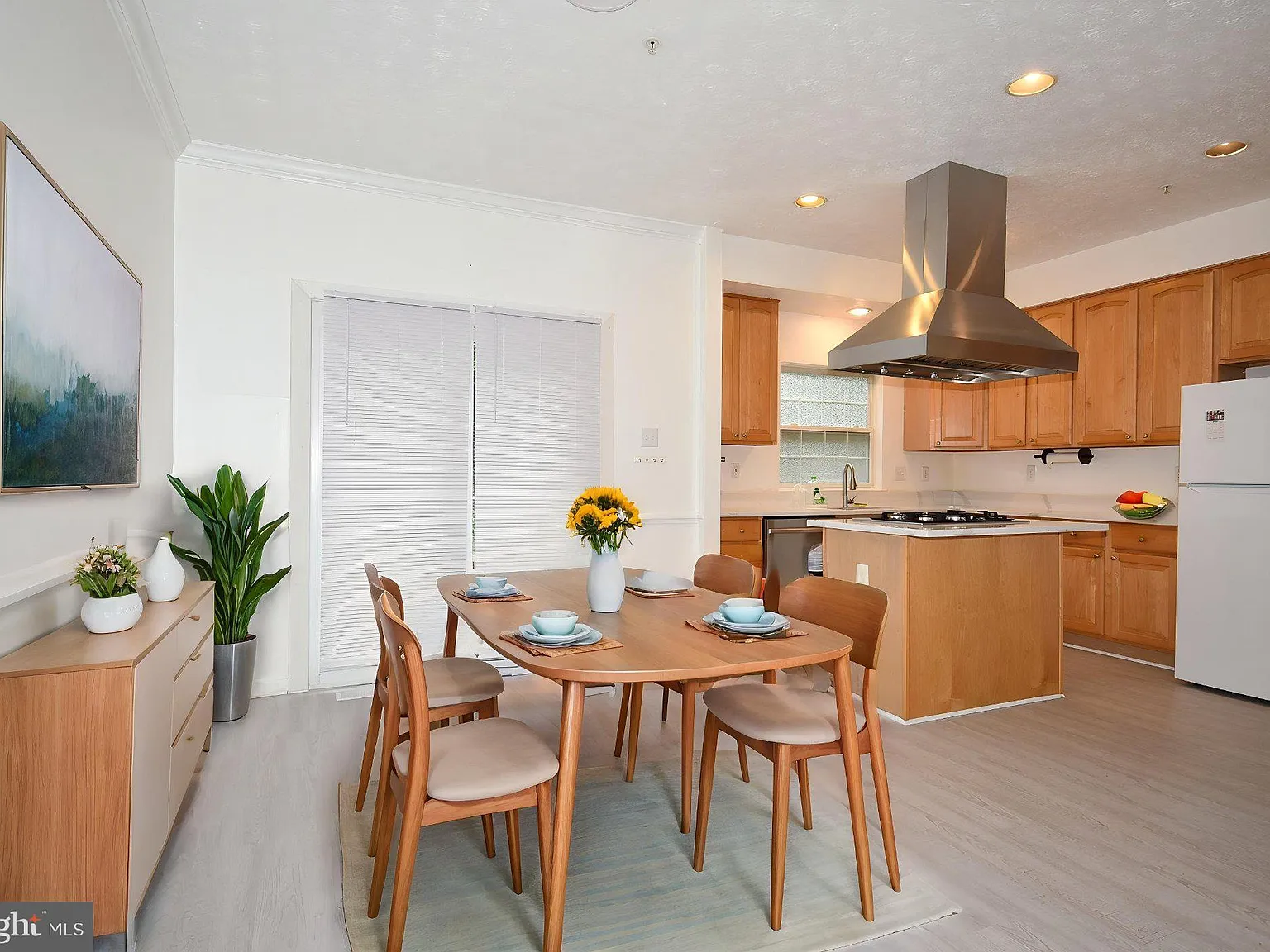 3 bed, 2.5 bath, 1900 sqft, $3,000 — Photo 4