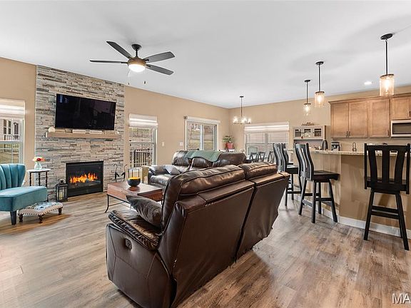 5th image of 8013 Villa Valley Ln