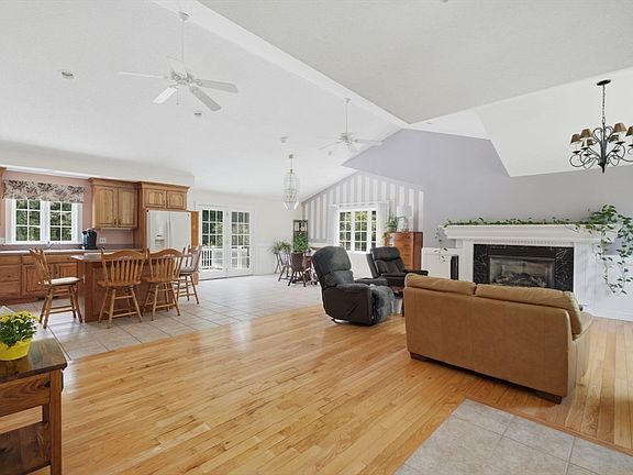 4th image of 593 Southwick St
