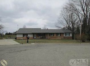 1421 Heathercrest Dr, Flint, MI 48532