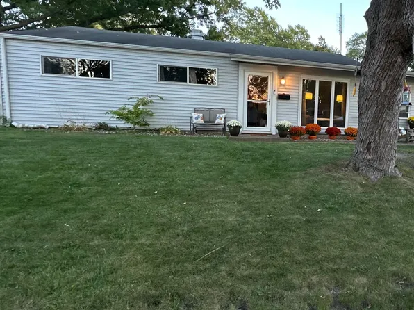 1136 Lakewood Dr, South Bend, IN 46614