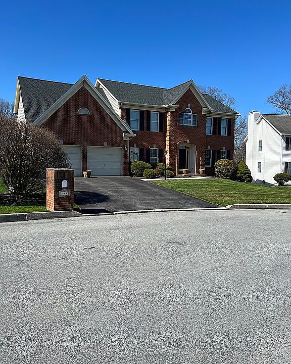 1st image of 949 Sunny Hill Ln