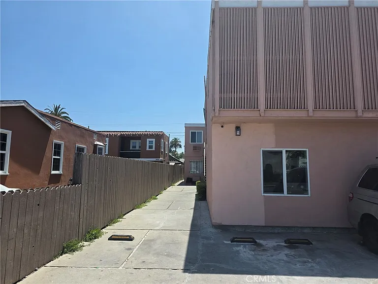 2672 S Redondo Blvd — Photo 12