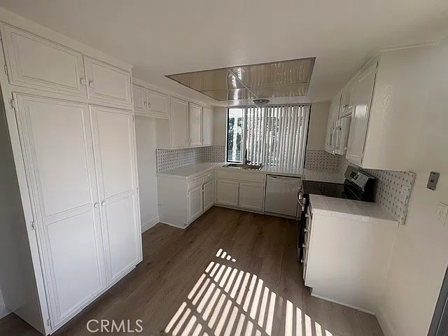 4 bed, 3.5 bath, 1923 sqft, $4,980 — Photo 3