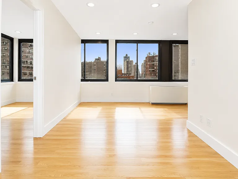 213 E 37th St #Penthouse 1 — Photo 2