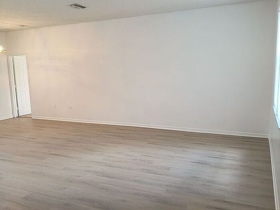 5th image of 366 Aylesbury Ct
