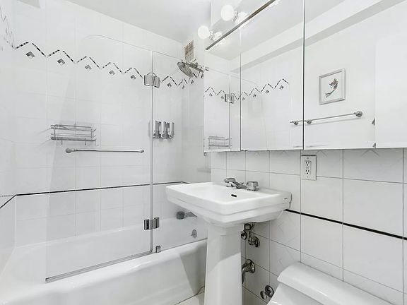 3rd image of 520 E 72nd St APT 4G