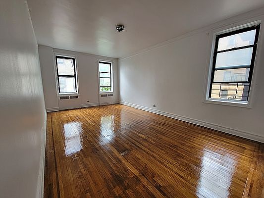3rd image of 240 E 18th St #3C