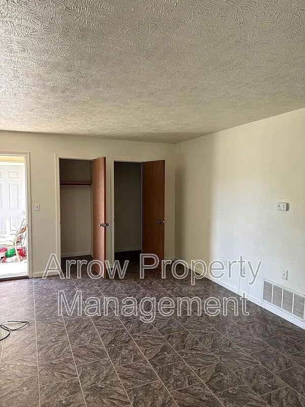 3 bed, 1.0 bath, 950 sqft, $895 — Photo 3