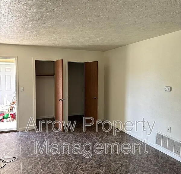305 N East St #11 — Photo 3