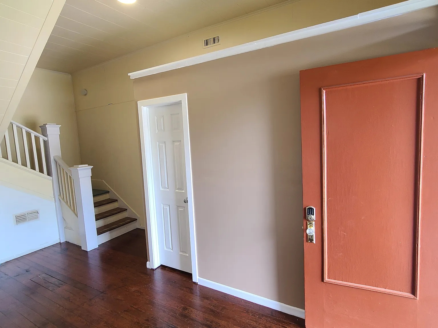 615 E Washington St — Photo 4