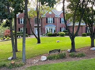 68 N Saddle Tree Ln, North Barrington, IL 60010