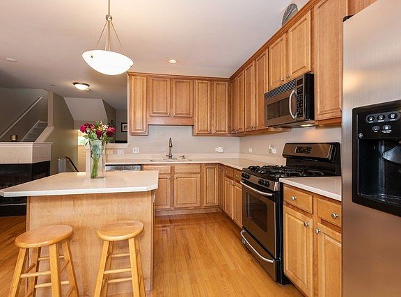 4th image of 375 Broadmoor Ln