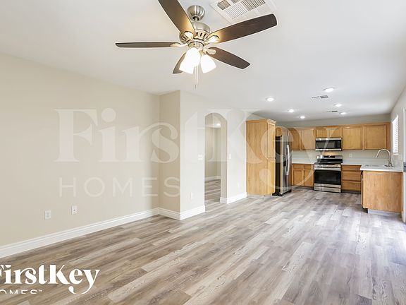 3rd image of 5681 Woods Crossing St