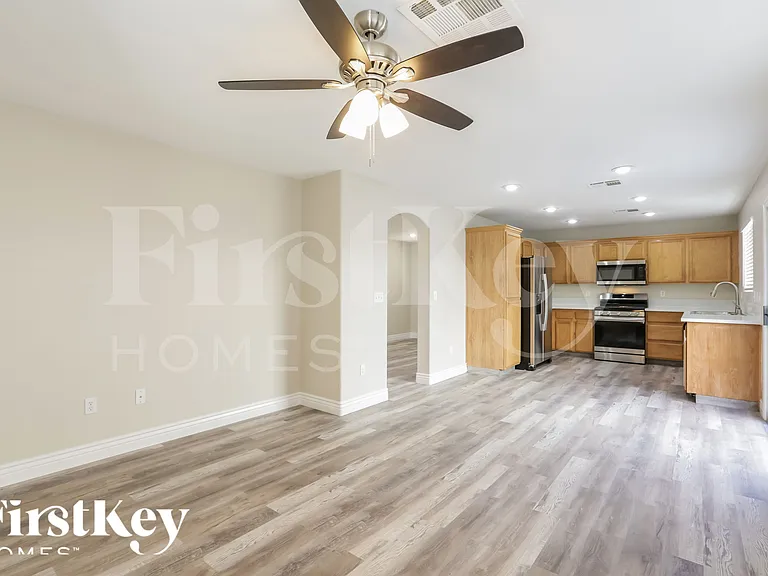 5681 Woods Crossing St — Photo 3