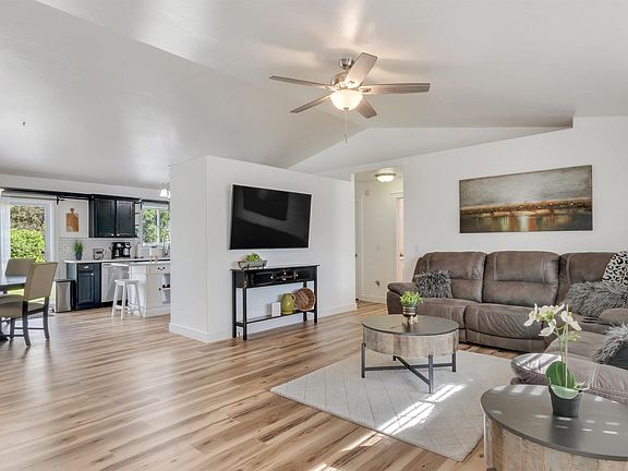 4th image of 596 Silver Beach Dr