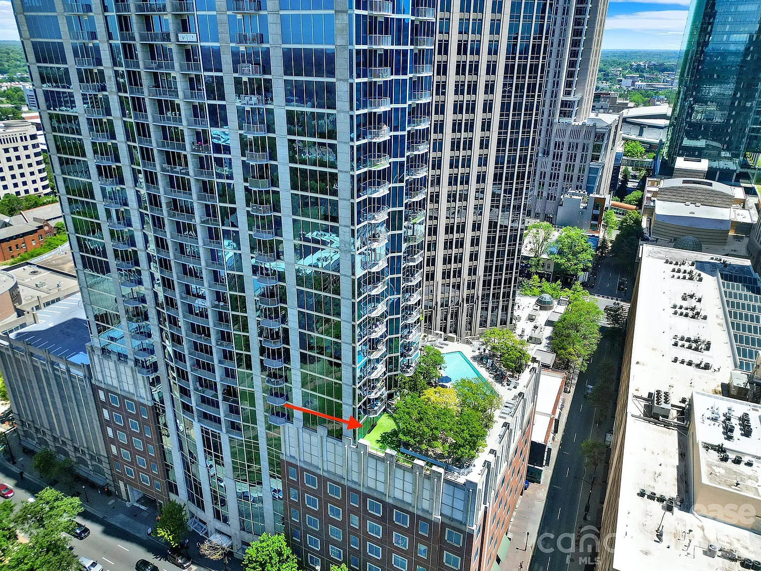 Avenue Condominiums — Photo 4