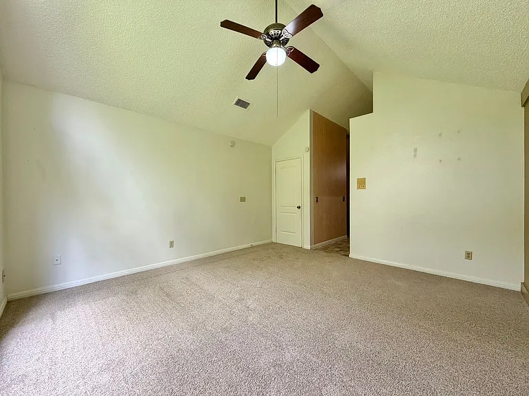2110 Warfield Way — Photo 9