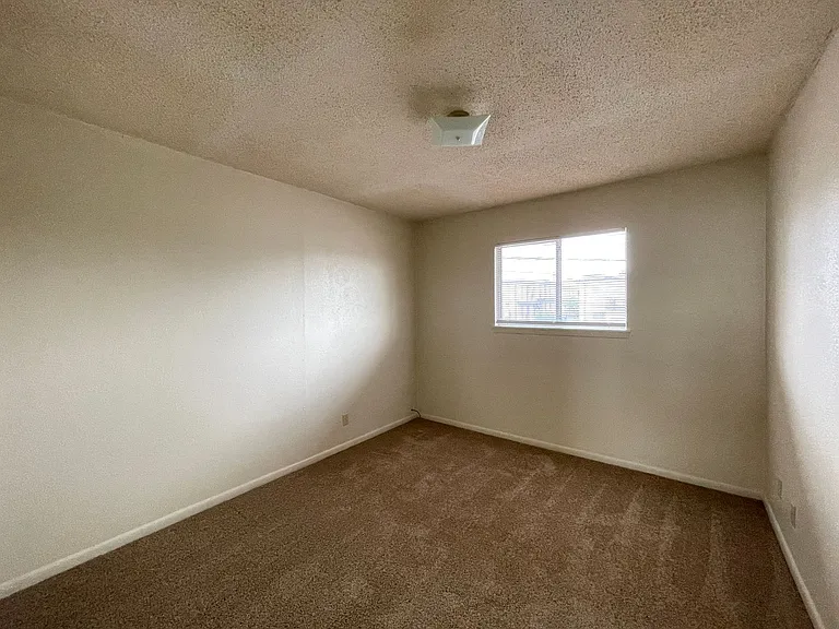 805 W Hallmark Ave — Photo 9