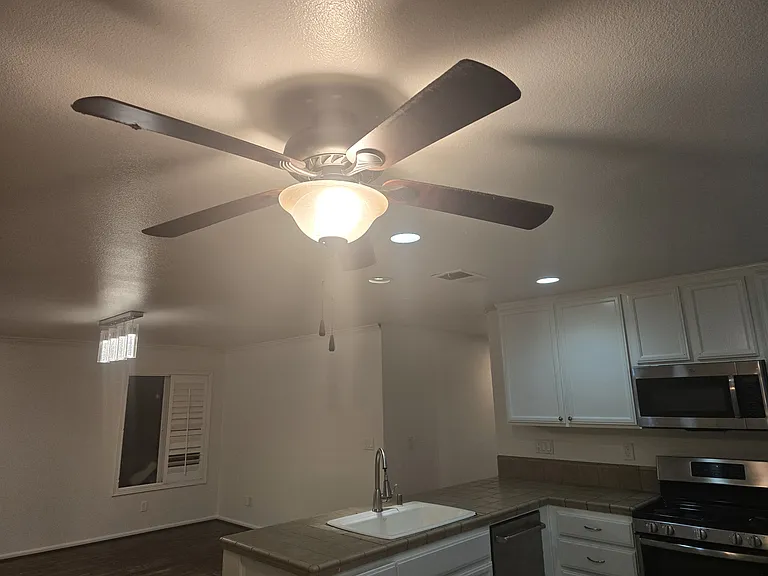 708 Eucalyptus Ave — Photo 12