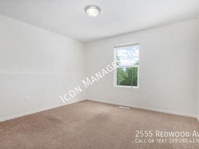 2555 Redwood Ave — Photo 14