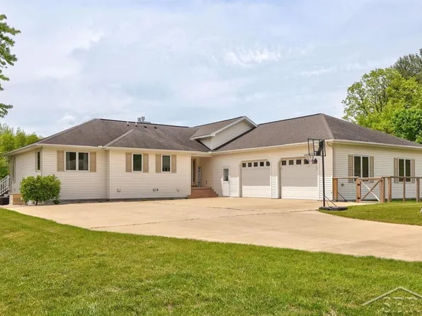 681 Quillett Dr, Beaverton, MI 48612