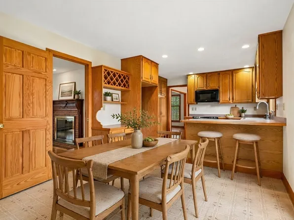 29 Parish Rd, Georgetown, MA 01833