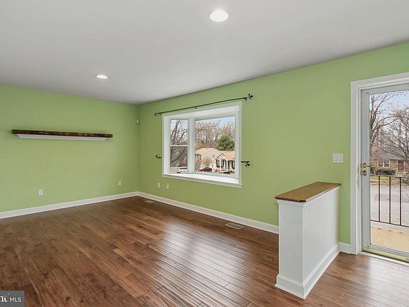 3rd image of 938 Kinhart Ct