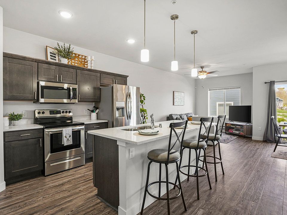 1st image of 1601 N Windsor Ave #105