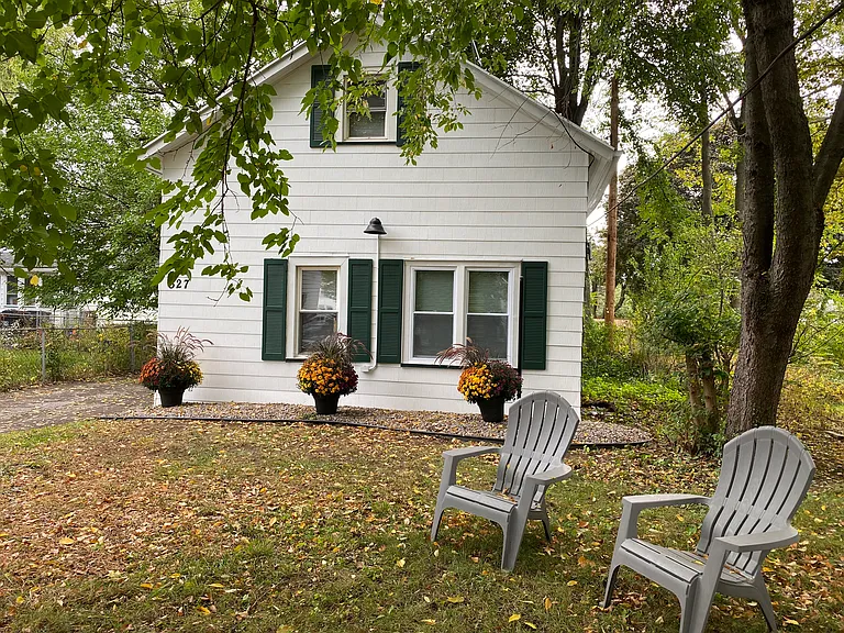 527 Stonewood Ave — Photo 2