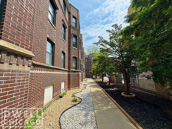 2nd image of 3833 N Greenview Ave #G