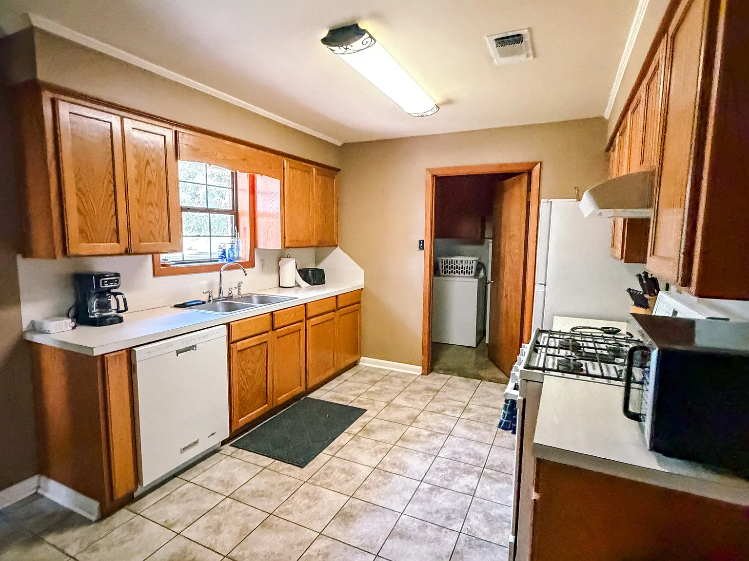 3 bed, 2326 sqft, $3,500 — Photo 3