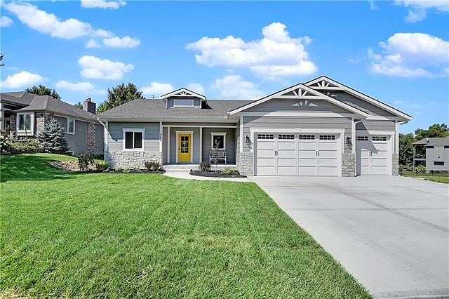 1st image of 305 Shoreline Dr