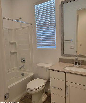 4th image of 130 E Elmwood Pl