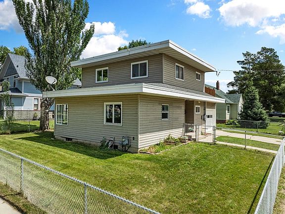 3rd image of 105 10th Ave NE