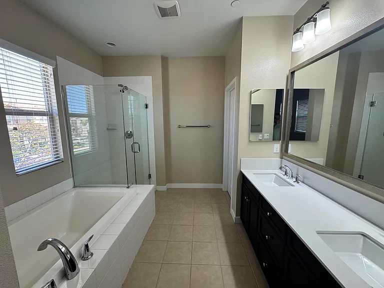 Bedroom 1 - Master Bath - view 1