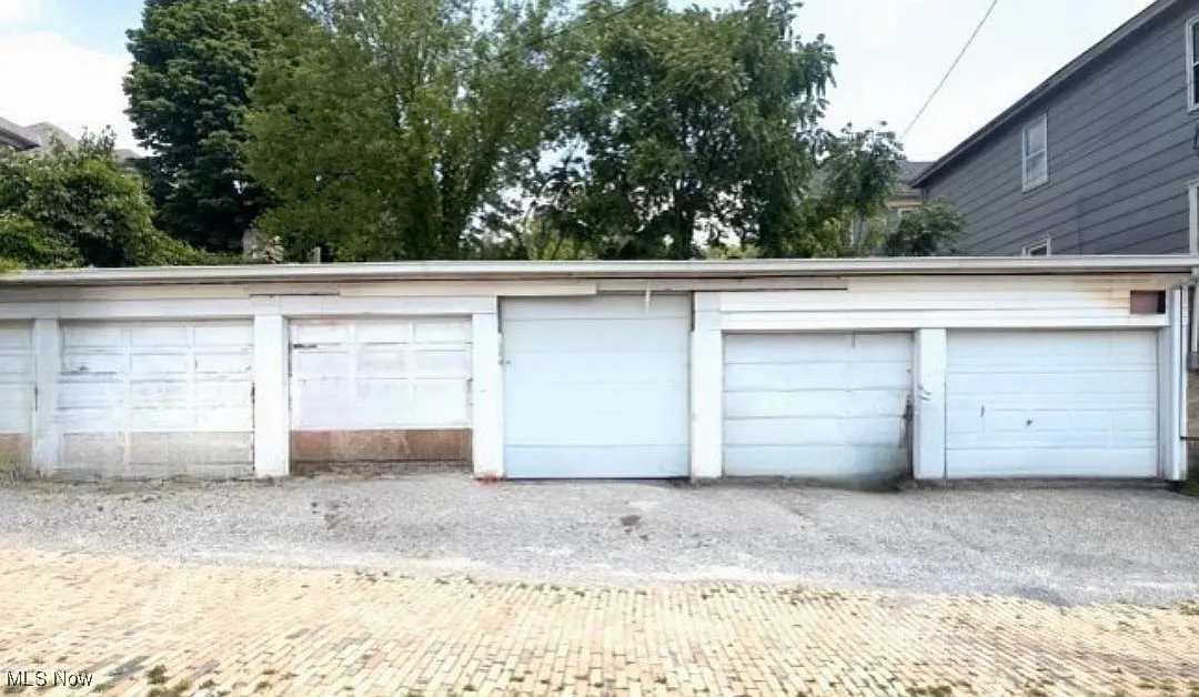 422 Grove Aly photo 1