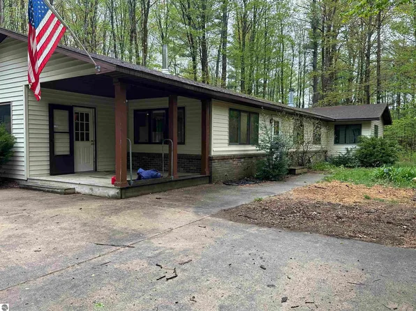 9074 S 11th Rd, Cadillac, MI 49601