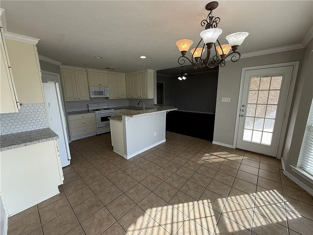 4 bed, 1860 sqft, $1,800 — Photo 4