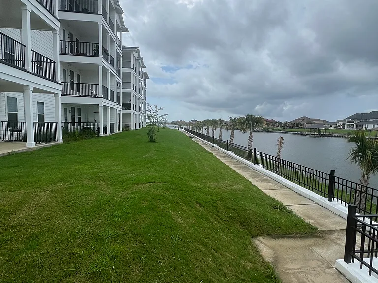 Lakeshore Condominium — Photo 3