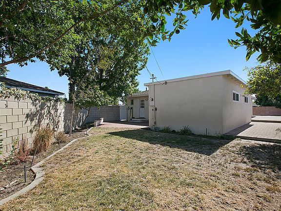 4th image of 2107 W Midwood Ln