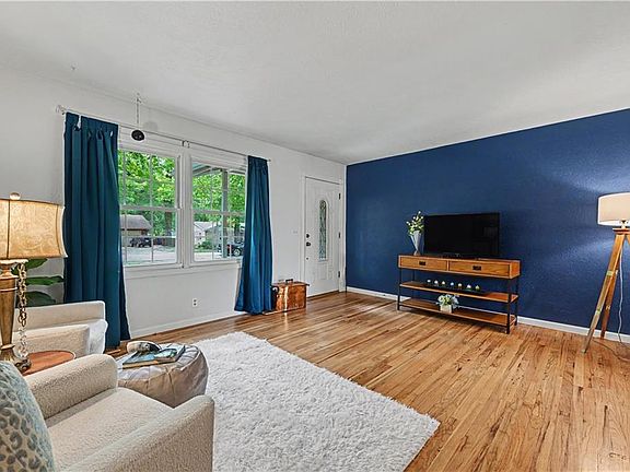 4th image of 2220 Learnard Ave