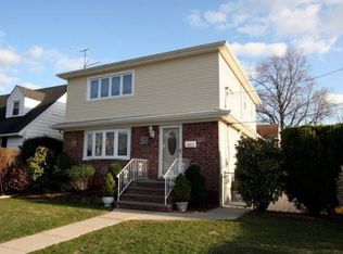 81 McKinley Ave, Albertson, NY 11507