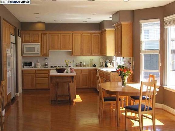 3rd image of 4636 Persimmon Dr