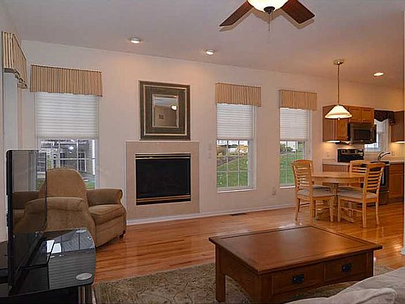 5th image of 37 Cambridge Cir #37
