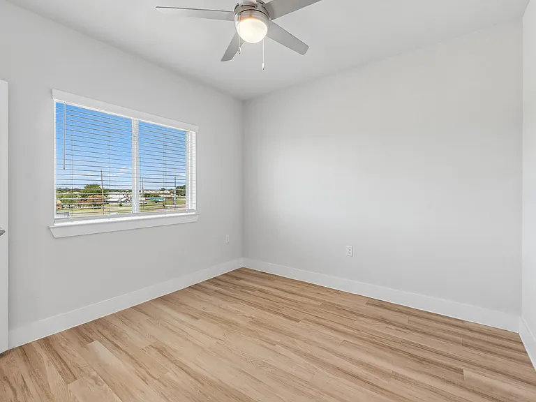 Ensign Apartments — Photo 9