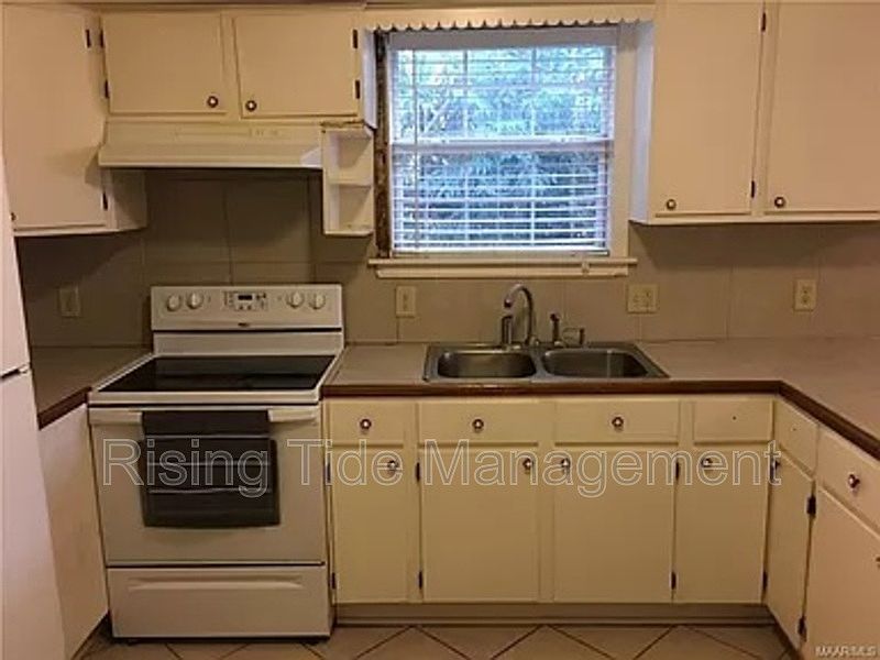 2nd image of 2914 McQueen St