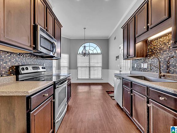 5th image of 925 Clover Ave